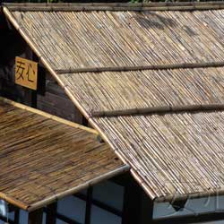 тростниковые маты и бамбук, крыша чайного домика